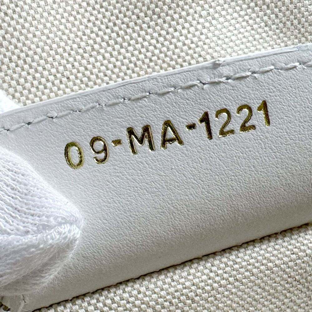 CHRISTIAN DIOR White Leather Shoulder Bag - Picture 13 of 13